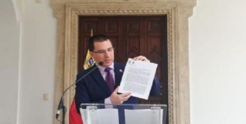 Venezuelan Foreign Minister Jorge Arreaza reads the letter President Nicolas Maduro written to the people of the United States.  (Photo: MCPPI)