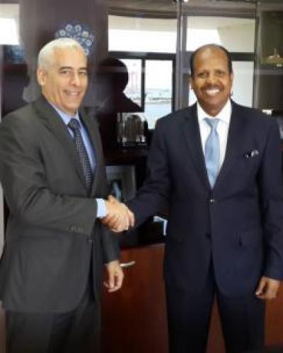 Gerardo Peñalver (I) junto a Mahmoud Ali Youssouf (D), en Djibouti. Foto tomada de Cubaminrex