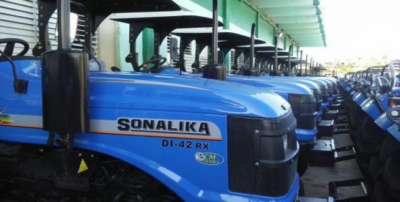 La donación de India a Cuba de 30 tractores e implementos agrícolas contribuye al desarrollo económico de nuestro país.Imágen:Internet.