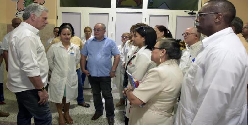 The Cuban president meets with workers of  Dr. Antonio María Béguez César Pediatric Hospital in Santiago de Cuba. Estudios Revolucion Photo.