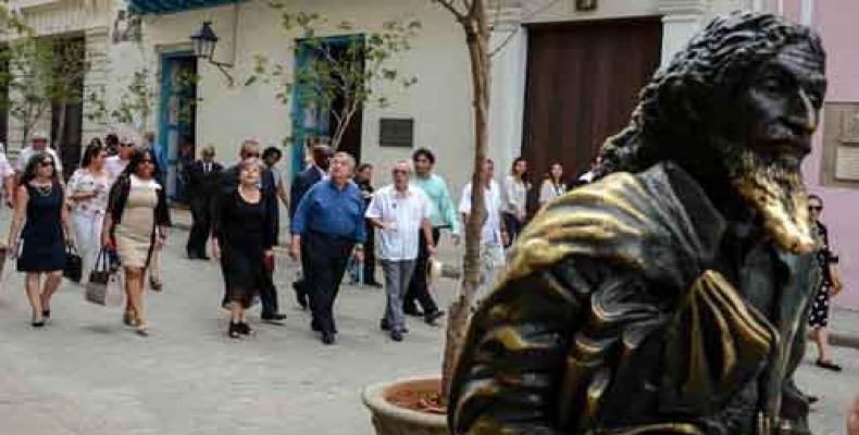 Eusebio Leal, Antonio Guterres y Alicia Bárcena en un recorrido por el centro histórico de La Habana. (Foto: Abel Padrón Padilla/ACN) 