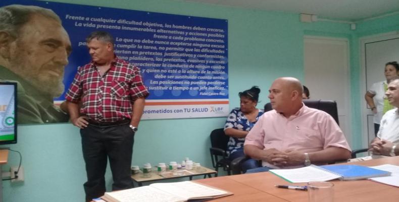 Morales Ojeda conoció que próximamente se registrarán las tabletas de pasiflora, aspirina 81 y de levadura de cerveza. Foto Twitter