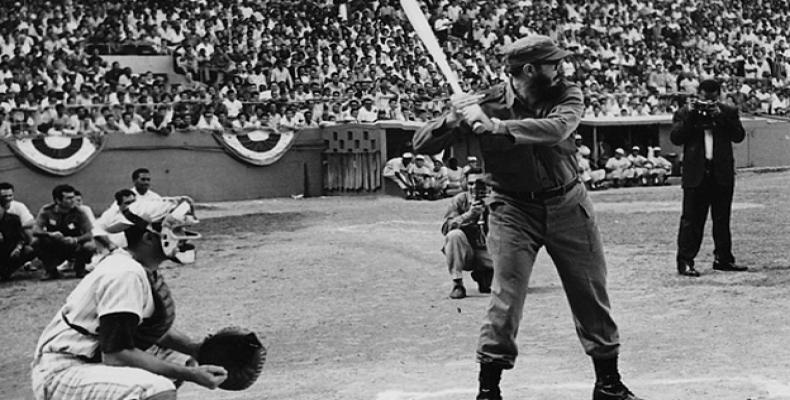 Fidel jugando béisbol en los años iniciales de la Revolución cubana. Foto: Archivohttp://radiohc.cu/admin/articulos/create#