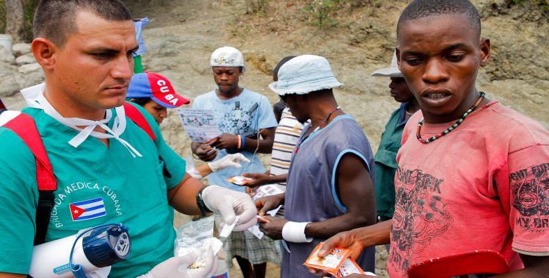 Médicos cubanos ofrecen servicio en las comunidades más pobres.Foto:Internet.