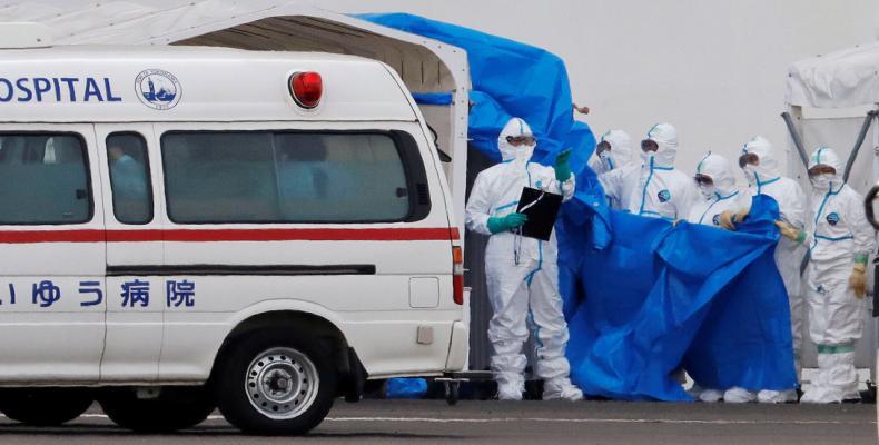 Personal médico traslada a paciente con coronavirus en Japón, el 7 de febrero de 2020.Kim Kyung-Hoon / Reuters