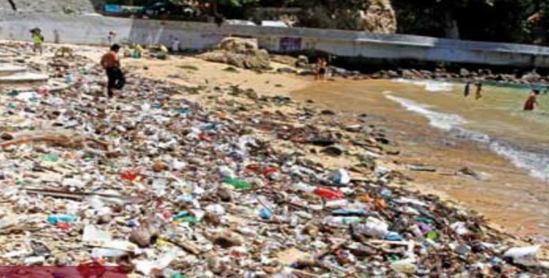 Turistas dejan un &quot;mar de basura&quot; en Acapulco / Foto: Ricardo Salas
