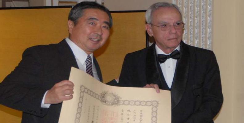 Embajador  japonés y Eusebio Leal.  Foto: Diario Granma