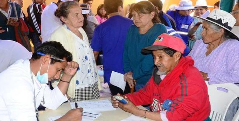 El personal médico cubano durante años atendió gratuitamente a los sectores más vulnerables de la sociedad de Bolivia. Foto / Cadena Agramonte.