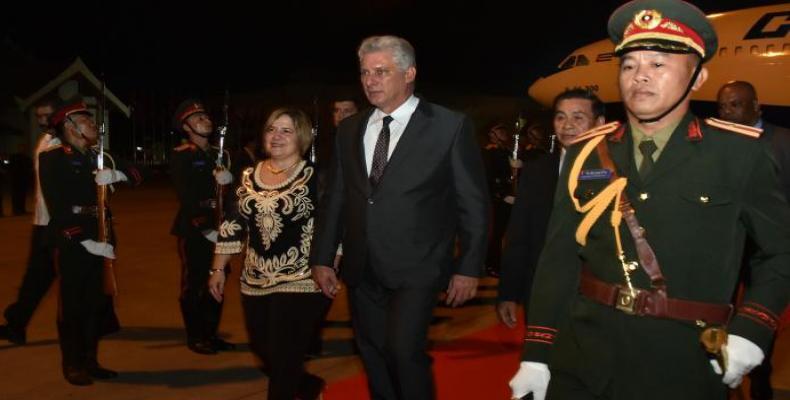 Díaz-Canel en el aeropuerto de Vientiane. Foto: Estudios Revolución