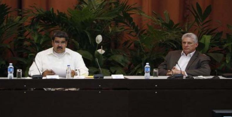 Maduro (I) junto a Díaz-Canel (D) en el Palacio de Convenciones de La Habana. Foto tomada de Radio Rebelde