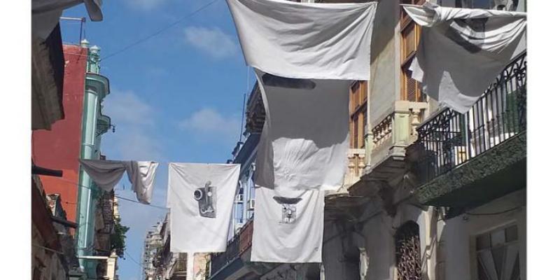 Des draps blancs pendent un peu partout à la Vieille Havane en hommage à Eusebio Leal.