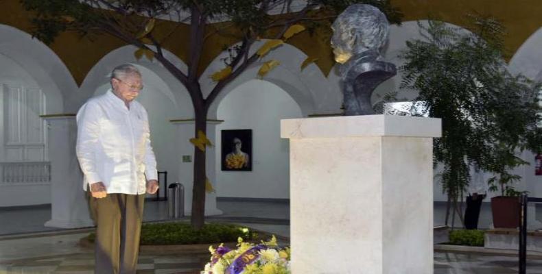 Raúl Castro rinde homenaje a García Márquez.  Foto:  Estudio Revolución