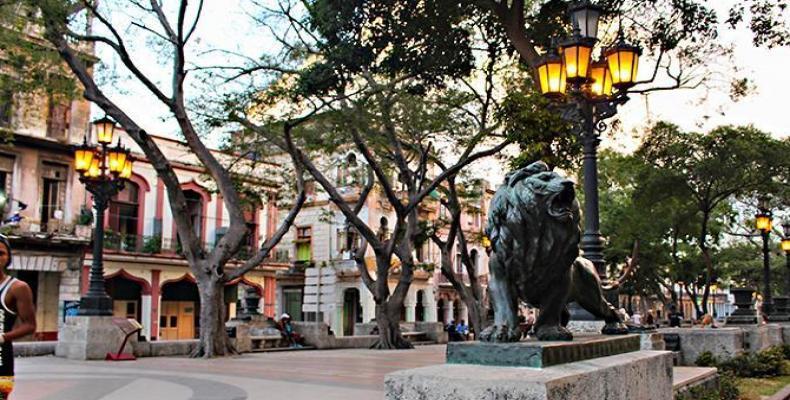 Farolas artísticas de hierro y ocho leones de bronce custodian desde sus pedestales el Paseo del Prado, en La Habana.