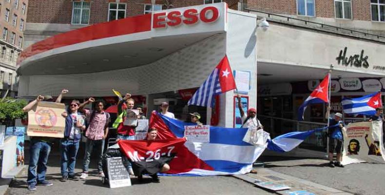 Protestan contra ExxonMobil en Londres por intentar demandar a Cuba. Foto: PL.