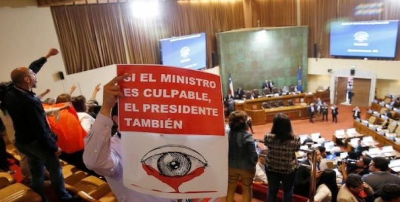Placard reads: &quot;If the minister is guilty the president too&quot; during a session at the congress in Valparaiso, Chile.  (Photo: Reuters)