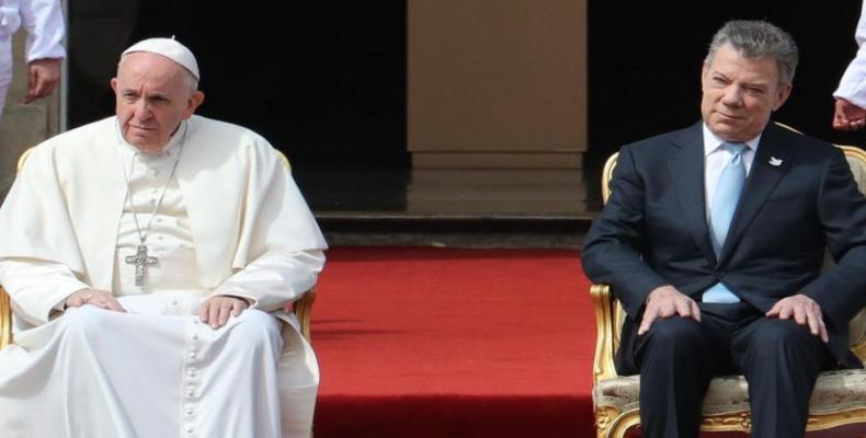 El papa Francisco y el presidente Juan Manuel Santos, en la Casa de Nariño. Foto:  Mauricio Dueñas / EFE