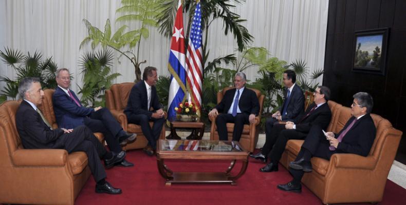 Cuban President Miguel Diaz-Canel meets with visiting U.S. Senator Jeff Flake and Executive Chair of Google, Eric Schmidt. Photo: PL