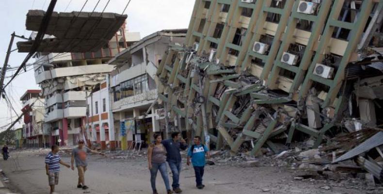 Médicos cubanos en zona afectgada por terremoto en Ecuador