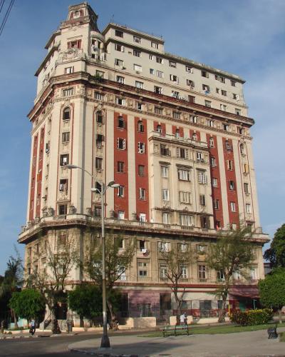 El otrora hotel Palace se levanta en la esquina de G y 25, en El Vedado. Foto tomada de Internet