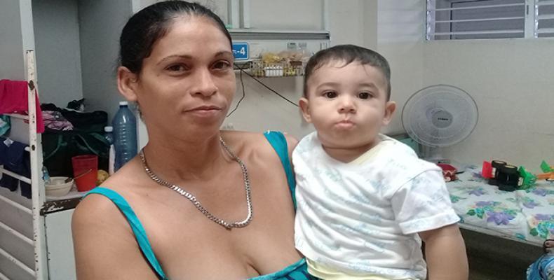 Por la atención y explicación de los especialistas, Lisandra está familiarizada con la malformación que padece su hijo.Foto:ACN.