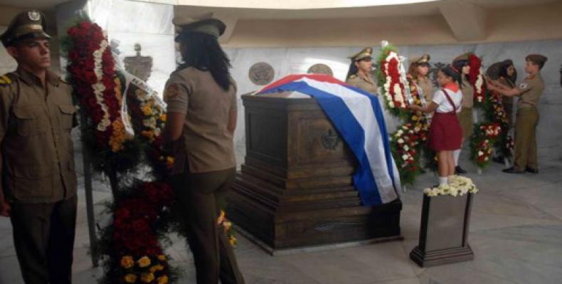  La joven generación de cubanos le rindió tributo al Héroe Nacional. Foto: Miguel Rubiera/ACN