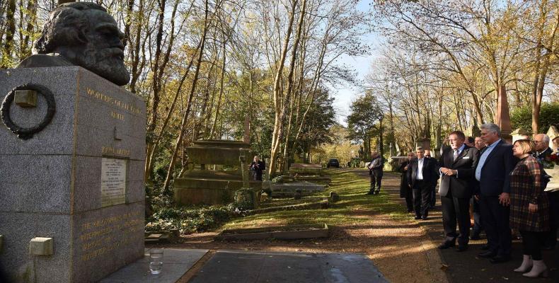 Cuban President Miguel Diaz-Canel paid tribute Wednesday to Karl Marx in Highgate Cemetery, in north London. Photo: Estudios Revolución