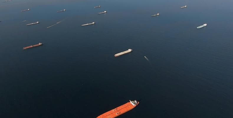 Buques petroleros anclados cerca de Long Beach (California, EE.UU.), 23 de abril de 2020.Guardia Costera de EE.UU. / Suboficial de tercera clase Aidan Cooney /