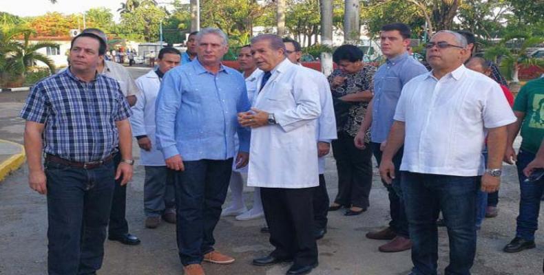 Díaz-Canel inició su periplo por el Hospital 'Frank País'. Foto: PL