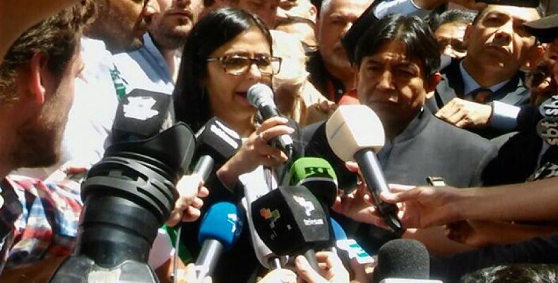 La canciller venezolana Delcy Rodríguez denuncia los sucesos ante la prensa . A su lado, su homólogo de Bolivia, David Choquehuanca. Foto: Twitter