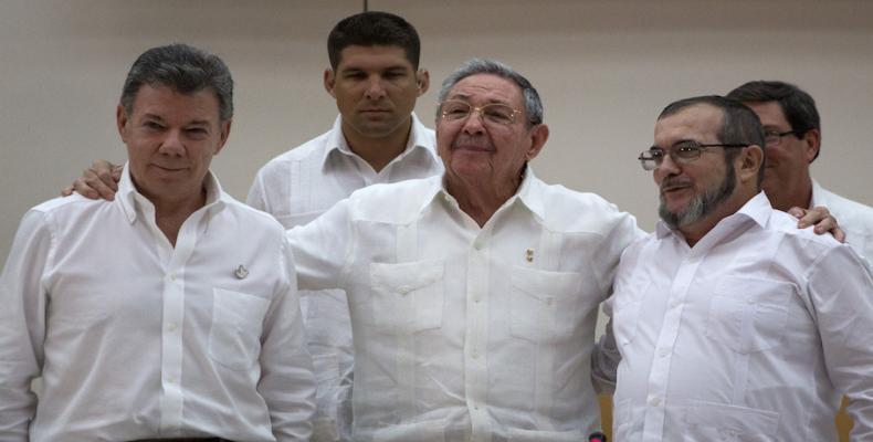 Las delegaciones de las insurgentes FARC-EP, Fuerzas Armadas Revolucionarias de Colombia - Ejército del Pueblo, y del gobierno de Juan Manuel Santos firmaron es