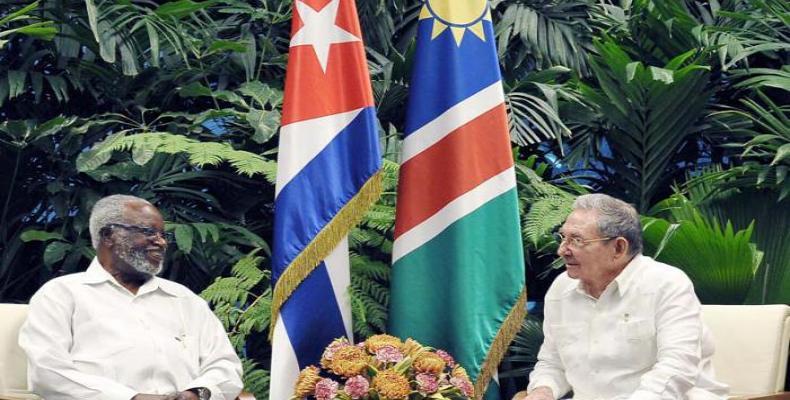 Sam Nujoma y Raúl Castro.  Foto:  Estudio Revolución
