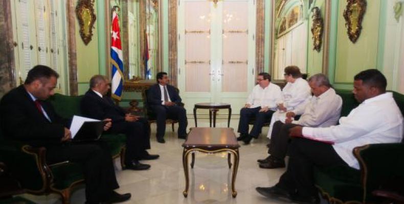 Mansour Ali Bagach (I) dialoga con Bruno Rodríguez (D) en la sede de la Cancillería cubana. Foto: Cubaminrex