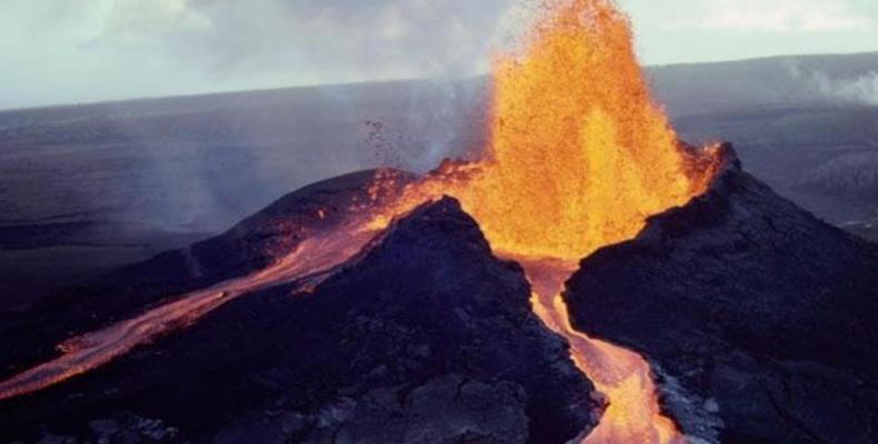 Con la erupción del volcán Kilauea permanece vigente la orden de evacuación para varias áreas de esa región.Foto:Internet.