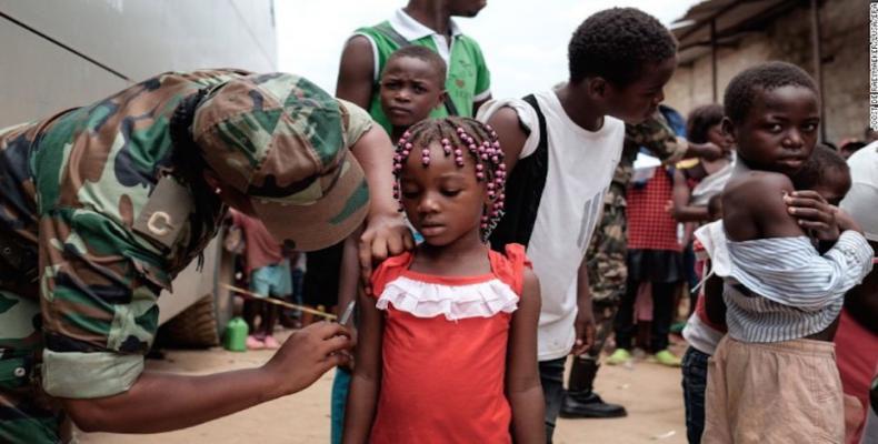 Militares participan en campaña de vacunación en Luanda. Foto/Joost de Raeymaeker/LUSA/EPA
