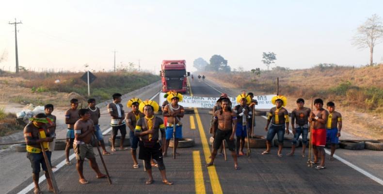 Kayapo indigenous people block one of Brazil's national highway in Novo Progresso. (Photo: Lucas Landau/Reuters)