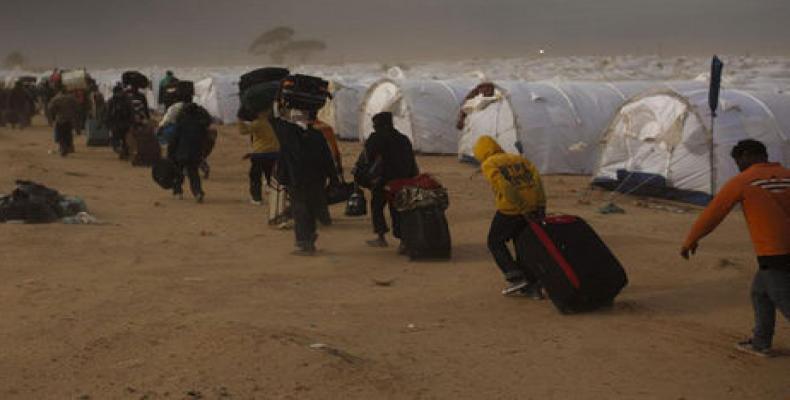 Alrededor de 2 mil personas de una minoría étnica en Libia fueron obligadas a salir de un campamento de acogida en ese país.Imágen:La Razón.