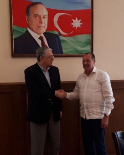 Niyaz Ali-Zada, presidente de la Cámara de Comercio e Industria de Azerbaiyán (D), y el embajador de Cuba, Alfredo Nieves Portuondo./Imagen:Cubaminrex 