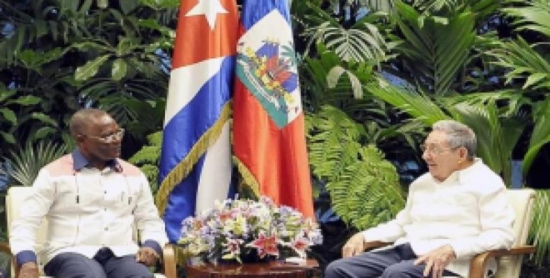 Le président Raul Castro a confirmé à M. Jocelerme Privert  l'engagement de Cuba envers la reconstruction d'Haïti.