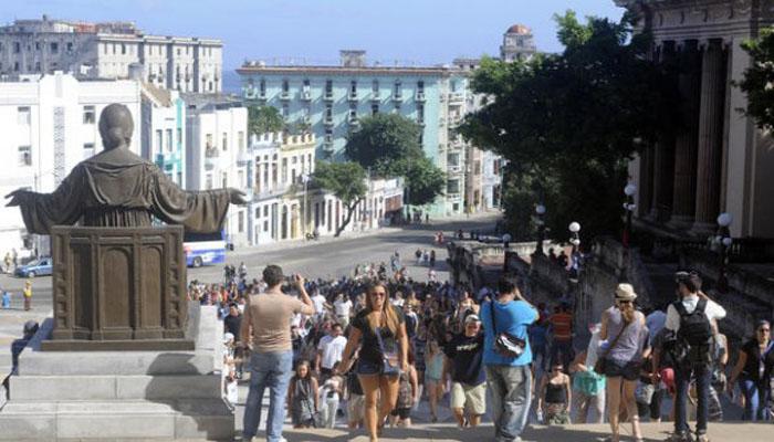 Students at the entrance of Havana University. File