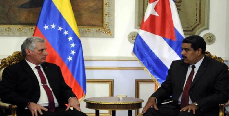 El presidente cubano (I) ha denunciado reiteradamente la agresividad de Washington contra Venezuela y su mandatario Nicolás Maduro (D). Foto: Archivo