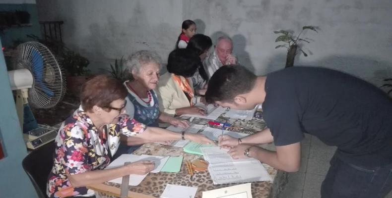 Ejerció su derecho al voto el presidente de la Federación Estudiantíl Universitara, Raúl Palmero. Foto: Roberto Bastidas