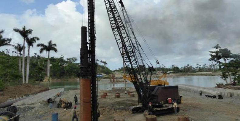 Reparación del puente en el río Toa