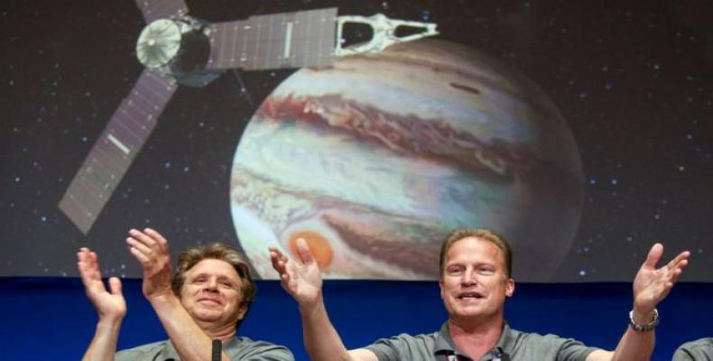 Scott Bolton, investigador principal de la misión Juno, y Rick Nybakken, director del proyecto, celebran la llegada de la sonda a la órbita de Júpiter.