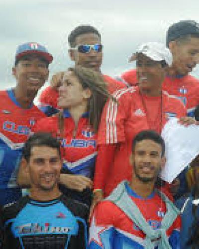 Elton de Souza entouré de patineurs cubains à Cienfuegos