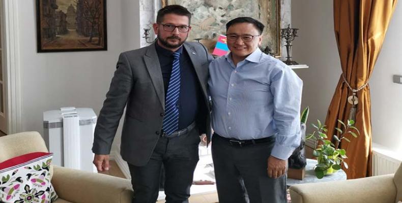 Delgado Concepción (I) y Jigjidsuren Chinburen (D) acordaron un acercamiento entre instituciones cubanas y el Centro Nacional del Cáncer de Mongolia. Foto: Face