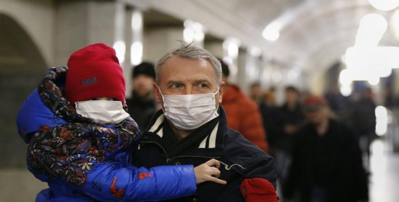 En Moscú se tapan la boca con mascarillas como prevención ante la gripe porcina. (Yuri Kochetkov - EFE)