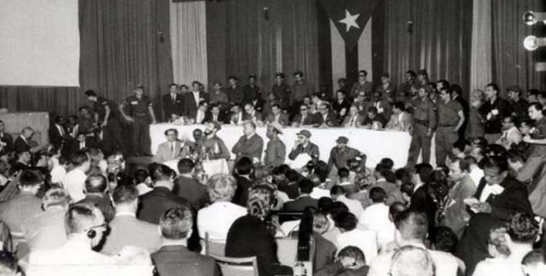 Operacion Verdad. En el salón Copa Room del Hotel Havana Riviera, Fidel responde a la prensa.