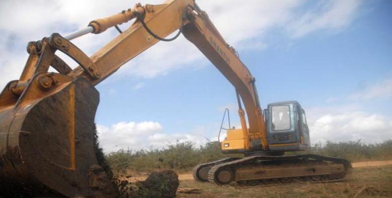 Potentes máquinas eliminan el marabú en campos de Ciego de Ávila.Foto:Internet.