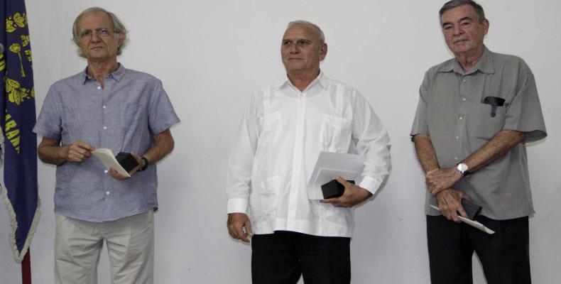 Tres expertos cubanos recibieron el Premio Nacional Hábitat por sus aportes al mejoramiento de la vivienda y los asentamientos humanos en nuestro país. .Foto:AC