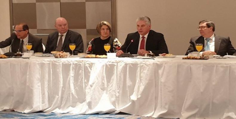 Le président Díaz-Canel à la réunion avec des chefs d'entreprises argentins, à Buenos Aires, ce 9 décembre.